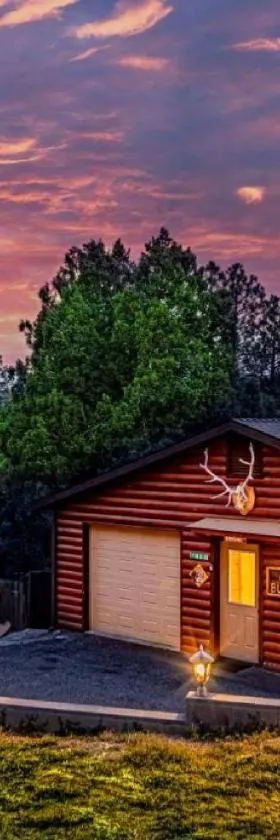 Cabin #6 Bobcat Bunkhouse - Pet Friendly - King Bed - Sleeps 4，位于佩森的酒店