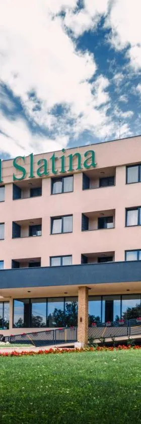 A Hoteli - Hotel Slatina，位于弗尔尼亚奇卡矿泉镇的酒店
