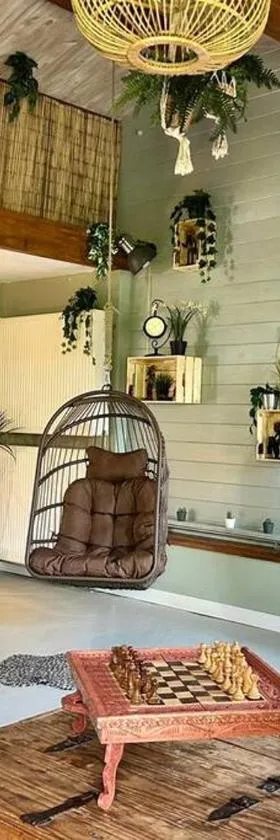 Jungle style lodge with jacuzzi ,sauna and garden near Amsterdam，位于Vijfhuizen的酒店