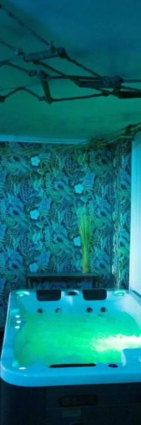 Casawellness améthyste ou jaspe océan avec jacuzzi intérieur，位于Floreffe的酒店