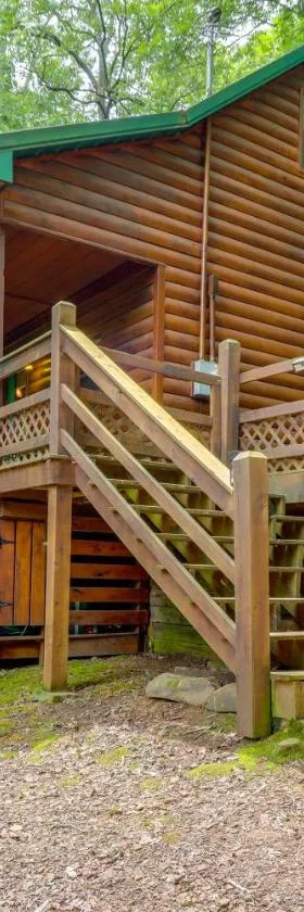 Rural Arkansas Vacation Rental with Wraparound Porch，位于Heber Springs的酒店