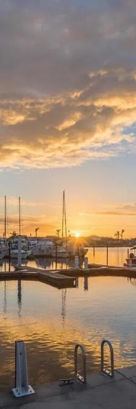 Marina getaway on the water!，位于那不勒斯的酒店
