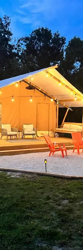 Tropical glamping with hot tub，位于Cleveland的酒店