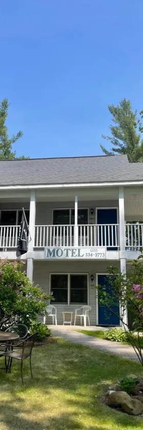 M22 Inn Glen Arbor，位于格伦阿伯的酒店