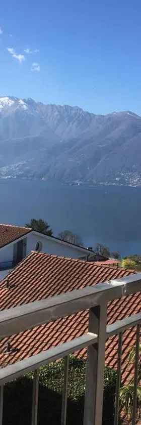 Appartamento vista lago，位于San Nazzaro的酒店