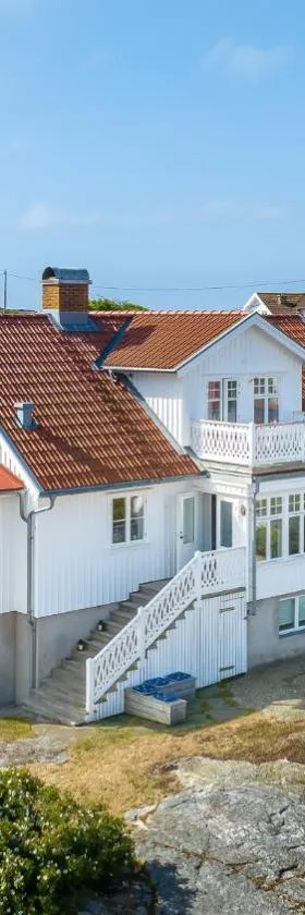 Lägenhet med havsutsikt & uteplats i vårt hus på Käringön，位于卡琳贡的酒店