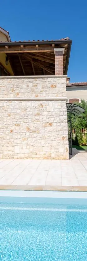Charming Orange Apartment with Private Pool and Garden Oasis，位于瓦布里加的酒店