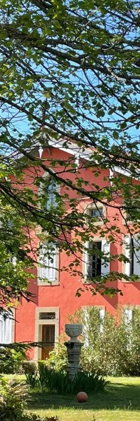 Domaine La Belle Histoire - Gîte côté Parc，位于Besset的酒店