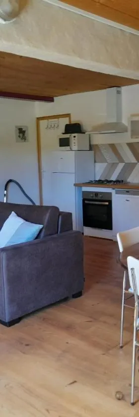 Appartement individuel rez de jardin 3 a 5 personnes proche Albi，位于Cadalen的酒店