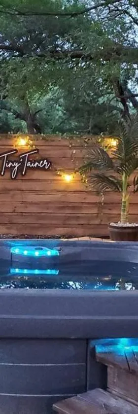 The Tiny 'Tainer - Tiny Container Home w. Hot Tub!，位于韦瑟福德的酒店