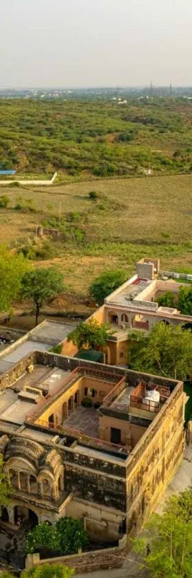 Khohar Haveli with Complimentary Breakfast and outdoor pool，位于古尔冈的酒店
