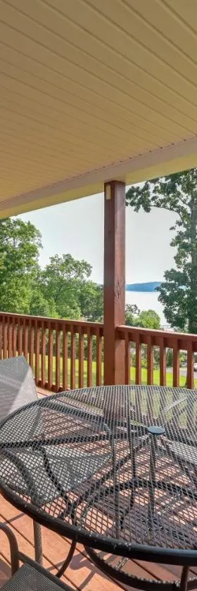 Deck and Water View Cozy Kentucky Lake Getaway，位于New Concord的酒店