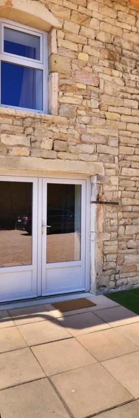 Gîte La Rua, entre Tournus et Mâcon, sud Bourgogne，位于蒙特百里特的酒店