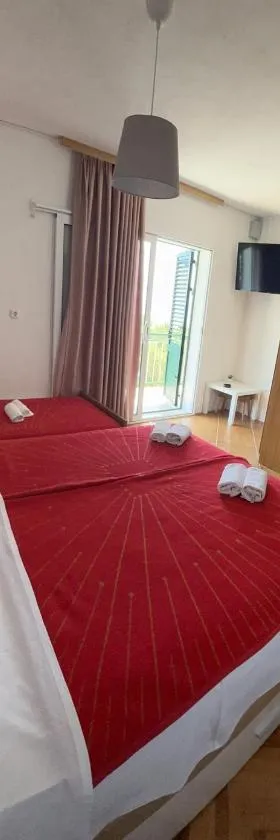 Rooms with shared kitchen "Milica"，位于德尔韦尼克的酒店