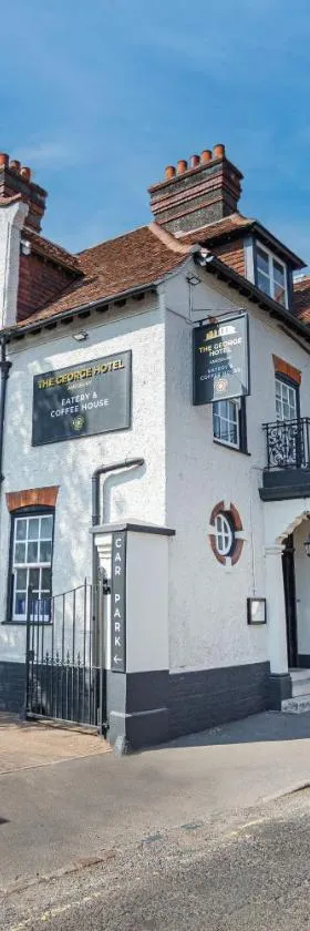 The George Hotel, Amesbury, Wiltshire - The Coaching Inn Group，位于埃姆斯伯里的酒店