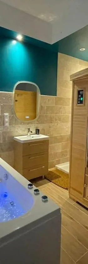 Suite d'amour et détente jacuzzi, sauna et massage，位于Chartrettes的酒店