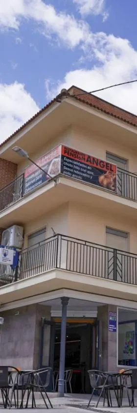 PENSION RESTAURANTE ANGEL，位于Huelma的酒店
