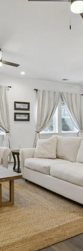 Vacation Rental in Old Town Bay St Louis Unit A，位于贝圣路易斯的酒店