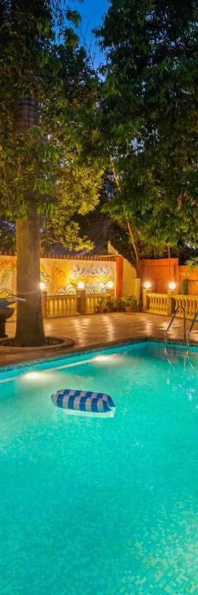 SaffronStays Grandiosa - 4 BDR pet-friendly, pool villa Khandala，位于肯达拉的酒店