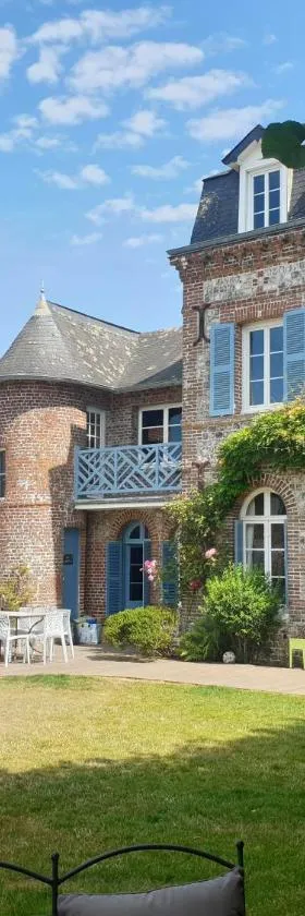 Les Volets Bleus de Veules Les Roses，位于沃勒莱罗斯的酒店