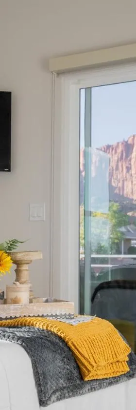 Painted Desert-4Bed, 3Bath, Hot Tub, Deck，位于Hildale的酒店