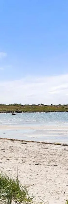 Cozy cottage by the sea south of Varberg，位于Träslövsläge的酒店