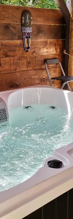 Love Room avec spa，位于内拉克的酒店