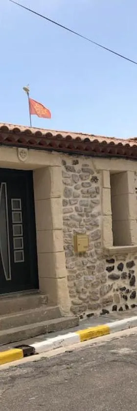 Maison de village avec patio，位于Bessan的酒店