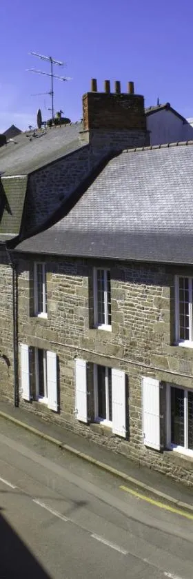 Logis Hôtel du Commerce，位于Quintin的酒店