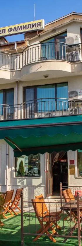 福美来家庭酒店，位于特里亚夫纳的酒店