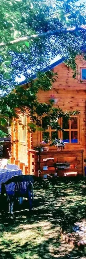 Agréable chalet en bois et son extérieur，位于Massay的酒店