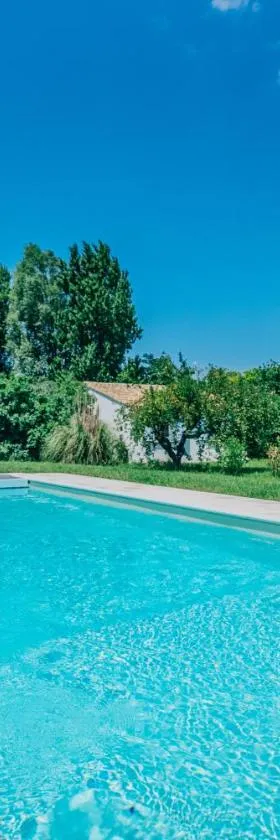 Mazet au calme -Piscine privée-Grand jardin arboré，位于圣康坦拉波特里的酒店