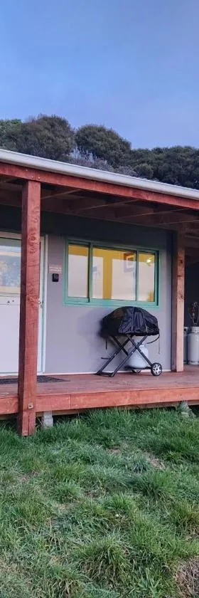 Glenwood Akaroa Bush Retreat - Kanuka Hut，位于阿卡罗阿的酒店