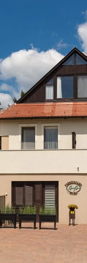 Pannonhalma Panzió，位于潘诺恩哈尔姆的酒店
