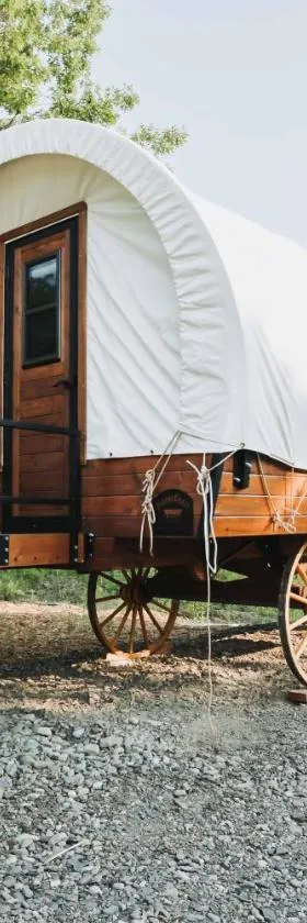 Heated & AC Full Bathroom Covered Wagon，位于彭延的酒店
