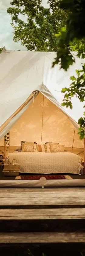 Glamping Hive，位于Čmeliny的酒店