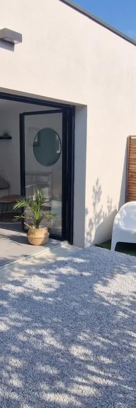 Le Patio : studio avec extérieur，位于Saint-Barthélemy-dʼAnjou的酒店