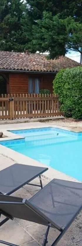 Gîte à la campagne avec piscine，位于Saint-Barthélémy-dʼAgenais的酒店