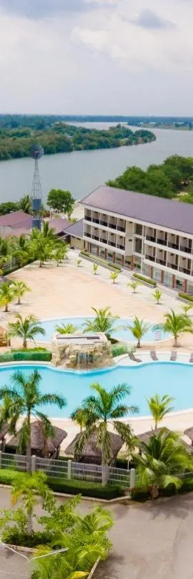 River Palm Hotel and Resort powered by Cocotel，位于Bugallon的酒店
