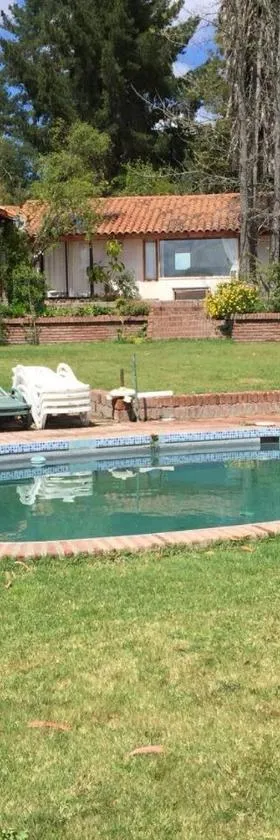 Alojamiento Punta verde Gran casa orilla Lago Rapel piscina ,jardines ,quincho ,terrazas,para 13，位于Las Cabras的酒店