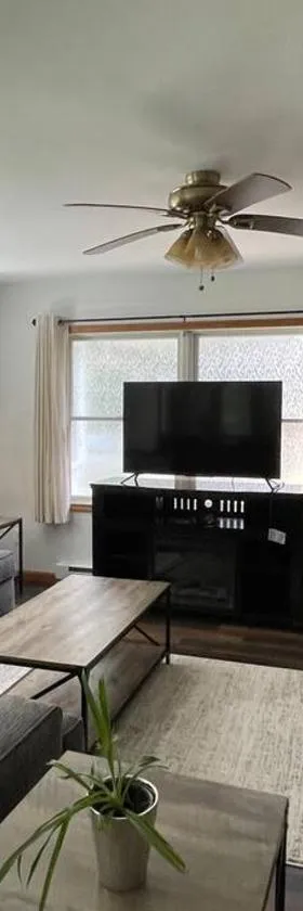 Falls Edge Farm Cottage，位于Benton的酒店