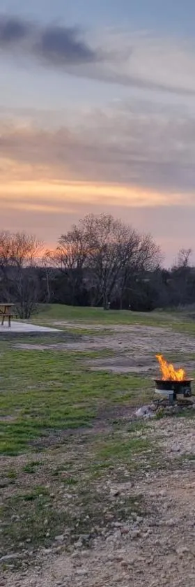 River RV, Romance Glamping Pup Paradise Riverside，位于Smithville的酒店