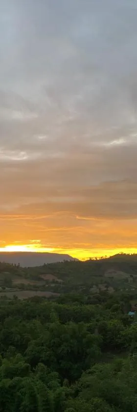 ภูคำฮ้อมคลิฟฟ์ลอดจ์ แอนด์ โฮมสเตย์ Phu come home cliff Lodge & Homestay，位于Ban Phu Hi的酒店