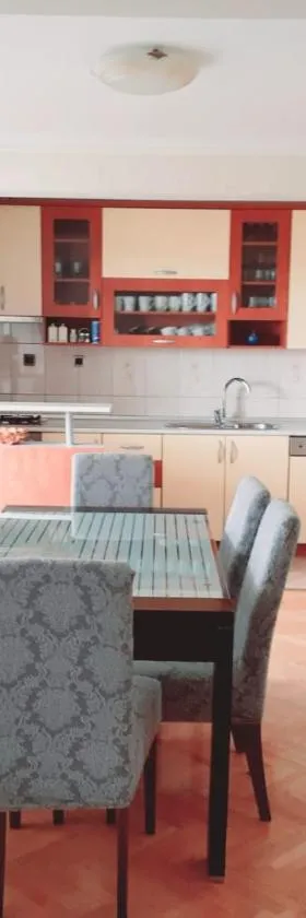 Spacious 80m2 Apartment in the Center，位于柳布什基的酒店