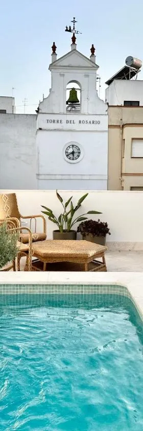 Apartamento dúplex con piscina privada en terraza，位于阿尔卡拉德瓜代拉的酒店