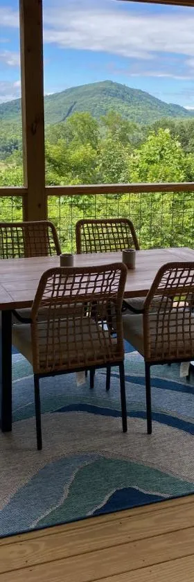 Blue Sky Cabin - Built in 2023 this 3 bed 2,5 bath home has gorgeous views，位于Jefferson的酒店