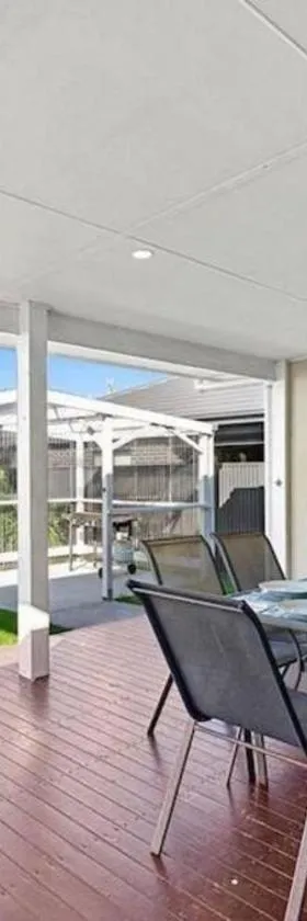 Fish Cottage Ulladulla - Linen not supplied - 3 bedroom house - sleeps 8 - pet friendly，位于阿勒达拉的酒店