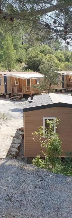 Camping le Cézanne Montagne Sainte-Victoire，位于Puyloubier的酒店