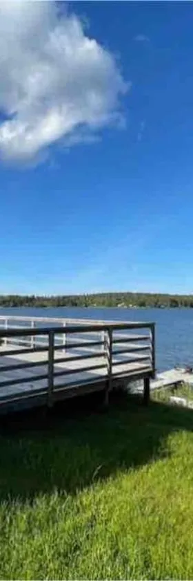 3 bedroom lakehouse with private bridge and garden，位于松兹瓦尔的酒店