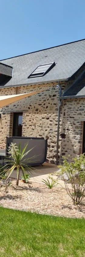 La Douce Halte - Gîtes avec Spa ou Sauna，位于Saint-Ouen-des-Toits的酒店
